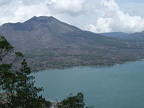 バトゥール湖とバトゥール山を望む