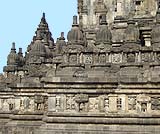 積み上げられた石で造られたプランバナン寺院
