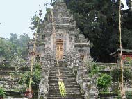 寺院の入り口を飾るのは、見事な彫刻