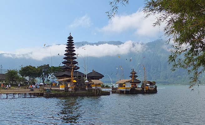 湖に浮かぶように建つウルン・ダヌ・ブラタン寺院