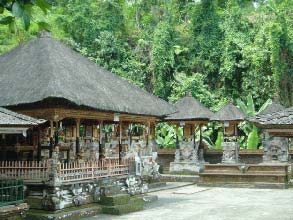 グヌンカウィ・スパトゥ寺院
