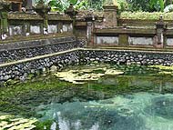 聖なる泉が湧くティルタ・ウンプル寺院です