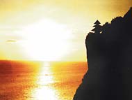 断崖絶壁に建つ夕日とケチャで有名なタナロット寺院です