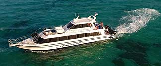 レンボンガン島へのスピードボート