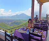 バトゥール山にバトール湖を眺めながら食事のできる「グランド・プンチャック・サリ」