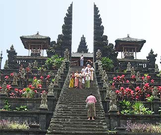 パワースポットツアーでご案内するバリ島の母なる寺「ブサキ寺院」です