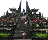 ブサキ寺院の階段、１歩１歩踏みしめながら登って行って下さい