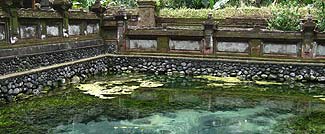 パワースポットツアーでご案内する聖なる泉が湧く「ティルタ・ウンプル寺院」