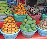 キンタマーニには色とりどりのフルーツが売られています